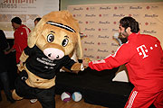 Luiz Gustavo und Hamit Altintop stellten bei Fitness First das Kursprogramm "Athletic Fitness" vor (Foto: Martin Schmitz)